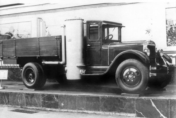 Ограниченията в скоростта скоро пренасочват усилията на инженерите към камионите. В НАТИ от 1936 година серийно се произвежда ЗИС-13 с газов генератор на дърва, с мощност 45 коня, а после и ЗИС-21А. Общо са сглобени 17 000 бройки. 
Направени са и 45 бройки ЗИС-31 на въглища. 
Подобни проекти има и ГАЗ - отново с твърде ниска скорост, и доста претенциозни откъм обслужване (инструкцията предписва на всеки 150 км да се изпуска кондензатът и на всеки 200 - да се почиства основно охладителят). Но при дефицита на бензин през войната и непосредствено след нея, газогенераторните машини са добра алтернатива, и се правят чак до 1958. 
