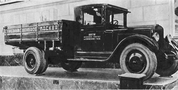 През 30-те години СССР започва да разработва и далеч по-практичните двигатели, използваши сгъстен или втечнен петролен газ. 
Първият работещ прототип, ГАЗ-СГ44, излиза през 1938. За разлика от газогенераторните машини, тук не се налага понижаване на мощността, а и пробегът с едно зареждане е вече 200 км. Но и рискът от пожар или експлозия е по-висок. Неслучайно това е първата съветска машина, серийно предлагана с пожарогасител. Проезведени са към 130 бройки от ГАЗ-44, на сгъстен газ, и ГАЗ-45, на втечнен. 
