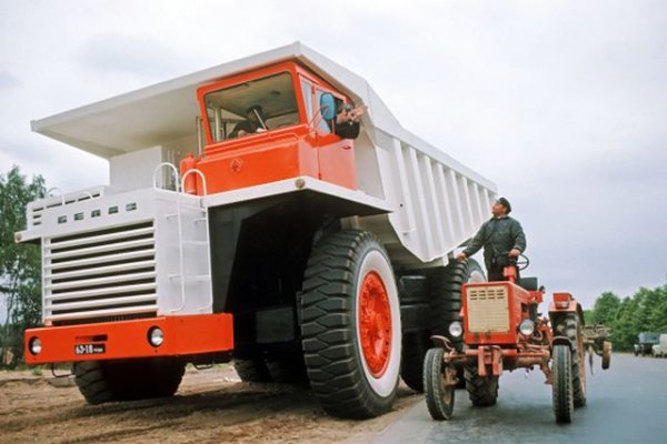 В Съветския съюз се появяват и хибриди. Макар и доста различни от съвременния смисъл на думата. След войната се появява дизеловият автобус ЗИС-154, който има електрическа трансмисия. А 75-тонният кариерен самосвал БелАЗ-549 от края на 60-те вместо хидромеханична трансмисия има генератор на постоянен ток, който задвижва електромоторите на задните колела. Цялото това нещо се захранва от дизел с 850 конски сили. 
