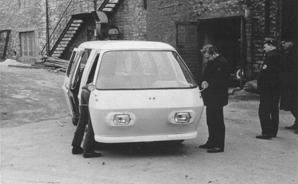 Има и множество проекти за електрически автомобили. През 1972 е демонстриран електрическият миниван ЭТ‑800 Электра, създаден в Естония. Той също е хибрид - има бензинов мотор от Запорожец, който зарежда акумулаторите. Почти същото като днешното BMW i3 с Range Extender. 
В Латвия също правят хибридна версия на прословутия РАФ‑977 (маршрутките в София от 80-те години). 
