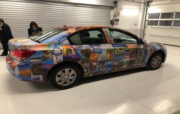 Той влиза в Книгата на рекордите Гинес на 25 януари 2020 в Кувейт. Седанът Chevrolet Cruze, който има 41 543 стикера, представляващи фрагменти от много изображения върху каросерията и капаците на колелата, е подарен на Кувейт от посолството на Гвиана. Автомобилът е изложен в местен музей.
