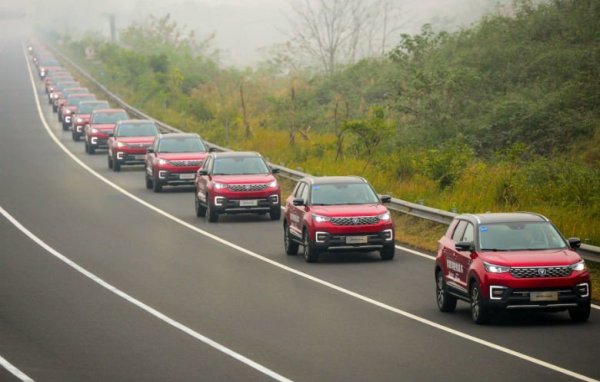 Регистриран е на 28 ноември 2018 в Китай. Тогава 55 червени кросоувъра Changan, способни да се движат автономно, преминават по пътищата на Чунцин. Парадът е организиран от местния автомобилен производител Chongqing Changan Automobile Co., LTD. Цялото действие се простира на 3,2 км, като без човешка намеса всички коли се движат едновременно 9 минути и 7 секунди.
