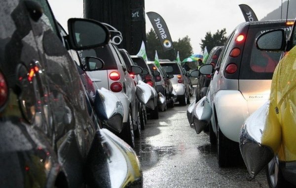 Събитието става в Австрия на 23 август 2007 като част от ежегодния фестивал на феновете на марката и собствениците на тези немски градски автомобили, пристигнали в град Цел ам Зее от цяла Европа. Организаторът на събитието, местното представителство на Mercedes-Benz, преброява общо 743 автомобила, участващи в парада.
