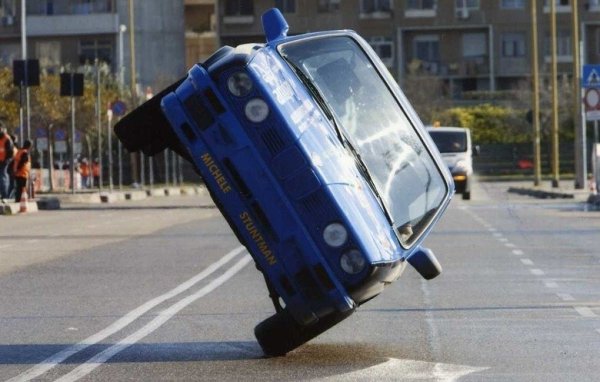 Това се случва на 26 февруари 2009 в Италия. И също с BMW 3-series (BMW 316 1.8 E30), но от второто поколение. Микеле Пилиа кара на две колела около стадион "Сант Елия" в Каляри в продължение на 371,06 км. Автомобилът е оборудван с допълнителен резервоар и диференциал с ограничено приплъзване.
