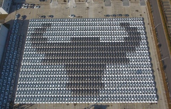 Появява се в Китай на 31 декември 2020 и площта й е 7070,26 кв. м. Направена е от 750 автомобила Geely Emgrand, докарани от представители на фенклубовете на модела от всички краища на страната. Картината, изобразяваща главата на бик, се превърна в своеобразен поздрав за настъпващата Година на бика.
