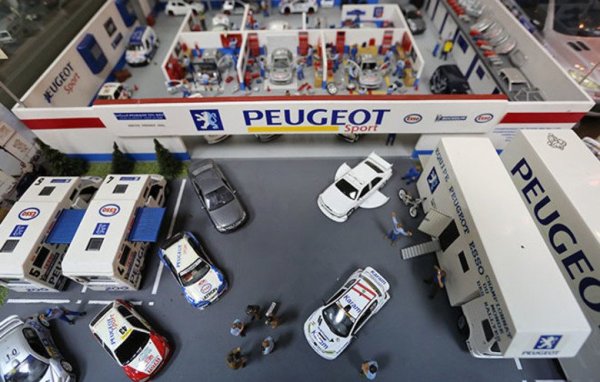 Тя е притежание на ливанския бивш автомобилен състезател Набил Карам, по-известен като Били. Колекцията му наброява над 50 000 бройки. Той е на 67 години и започва да събира умалените модели преди 32. Автомобилчетата са разположени в музея "Били Карам", който се простира на 1500 кв. метра и заема два етажа.
