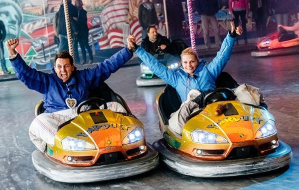 Това се случва в германския град Хамбург на 11 август 2016 и продължава 28 часа. Рекордът е поставен от Мануела Бенус и Ян Спекер. Те организират странното каране по случай 28-ата годишнина на телевизионния канал RTL Nord.
