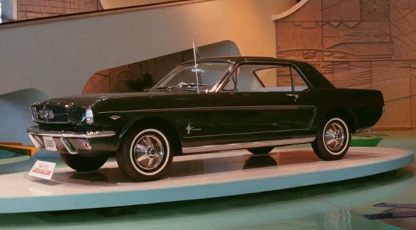 Не може да пропуснем шанса да включим голям, нагъл американски звяр в този списък. Не е въпросът дали Mustang трябва да бъде включен, а по-скоро кои автомобил точно. Открихме реставриран екземпляр от 1966 г. с обичайния V8 двигател за продажба. И разберете това: собственикът иска само 19,8 хил. евро за него. Макар да смятаме, че това може да се дължи на факта, че част от каросерията изглежда е възстановена от глутница кучета.