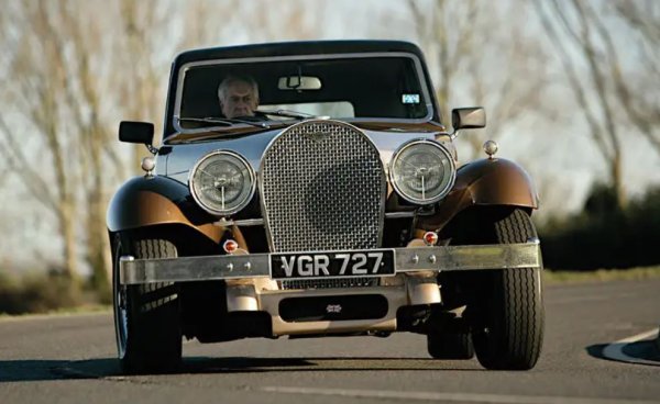 De Ville е може би най-екстравагантният от автомобилите, пуснати в дългосрочно производство от британската компания Panther Westwinds. Роудстърът, задвижван от Jaguar, е пуснат на пазара през 1974 г., но е направен да изглежда така, сякаш е проектиран почти половин век по-рано, донякъде наподобявайки могъщия Bugatti Royale.
Както ще видим, той е по-къс от Royale, но това не попречи да бъде най-дългият модел на Panther. Вероятно е бил дълъг 5182 мм , въпреки че някои източници – може би закръглящи числата – твърдят, че достига 5190 мм дължина.
