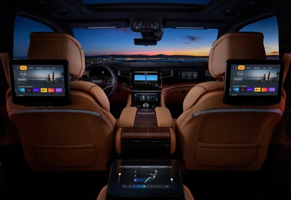 Ако трябва да забавлявате децата по време на дълги пътувания с Grand Wagoneer, тази система излиза над 2300 евро. Тя включва два 10,1-инчови сензорни екрана, система Amazon Fire TV и HDMI и USB портове за свързване на външни устройства.
