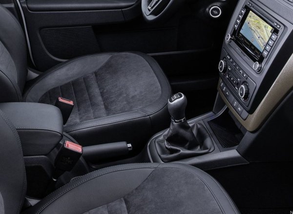 Кормилната рейка е издръжлива и удари след 100 000 км могат да бъдат причинени от разхлабване на монтажните гайки на корпуса от страната на EUR, което причинява луфт в зацепването с електродвигателя. Накрайниците на кормилното управление се износват след 100 000-120 000 км. 

Жилата на ръчната спирачка са склонни към вкисване след 100 000-120 000 км. Периодичното почистване и смазване изисква самия механизъм на ръчната спирачка.