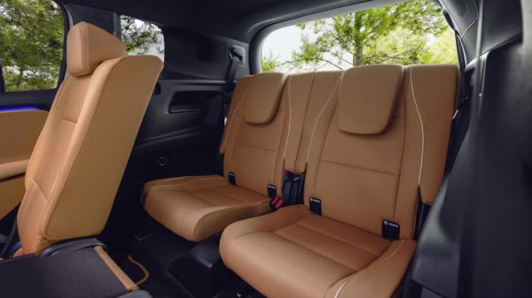 Компактните SUV автомобили с трети ред седалки не са много, особено в луксозния сегмент, което прави GLB наистина забележителен. Подобно на предишното поколение, новият GLB може да бъде поръчан с до седем седалки. Стандартната конфигурация е с пет седалки, разпределени на два реда, но е наличен и трети ред с две индивидуални седалки.

Благодарение на малко по-големите размери на новия GLB, вътрешното пространство е по-голямо. Според Mercedes, седалките на третия ред могат да поемат пътници с височина до 168 см, което е с малко повече от 2,5 см повече от предишния модел. Увеличените отвори на задните врати и по-голямото пространство за втория ред правят влизането и излизането от третия ред по-лесно.
