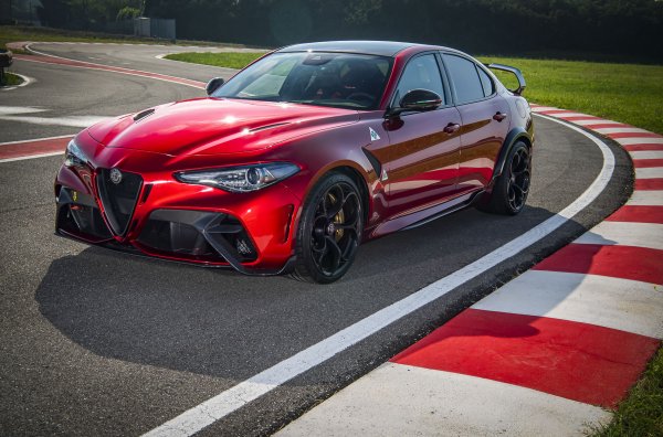 Впечатляващите версии на спортния седан на Alfa - GTA (Gran Turismo Alleggerita) и GTAm, са развитие на модела Giulia Quadrifoglio. Основните му оръжия са впечатляваща външност и турбодвигател V6 с обем 2,9 литра, чиято мощност е увеличена от 510 на 540 к.с. Стандартният кардан е сменен от такъв от въглеродни нишки, поставени на нови пружини и амортисьори, както и 20-цолови джанти с една централна гайка за закрепване.