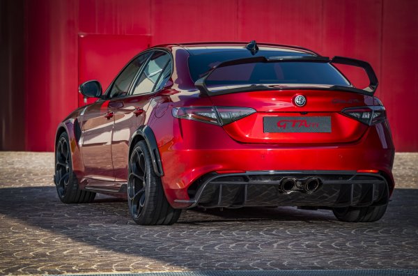 Версията GTAm има още по-агресивен външен вид, като е предназначена за писта. В салона има специални спортни кресла, задните седалки са премахнати, като теглото е намалено със 100 кг. Ускорението от 0 до 100 км/ч отнема 3,6 секунди, а тиражът на специалната версия е 500 бройки.