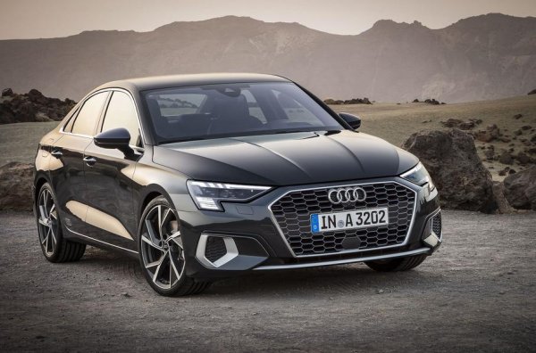 През пролетта марката от Инголщад представи новото семейство А3, в което освен хечбек с 5 врати влиза и седан. Както Volkswagen Golf, Seat Leon и Skoda Octavia, моделът на Audi също е на платформата MQB, но голямата разлика е в салона. Всички версии получават цифров приборен панел и вграден в централната консола екран на мултимедията.