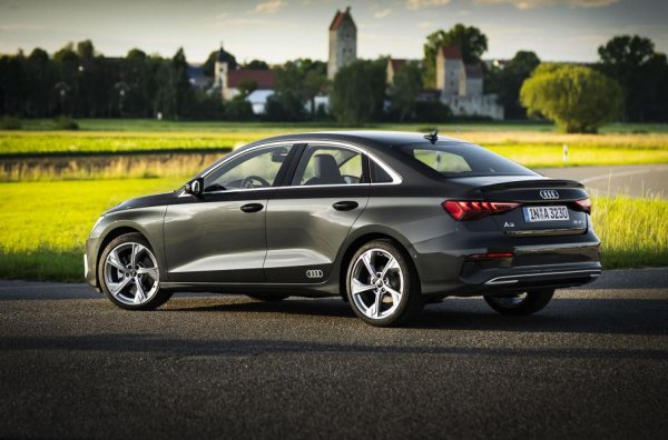 Гамата задвижващи агрегати е стандартната, като включва бензинови, дизелови и хибриди агрегати. При машините с двигатели, чиято мощност е над 150 к.с. отзад е поставено многоточково окачване, а не полунезависимо, както и при останалите версии на A3.