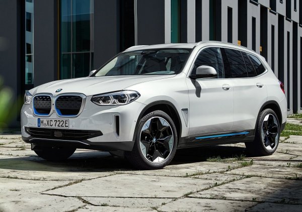 BMW iX3 e първият електрически модел от следващо поколение на компанията от Мюнхен. Той е изграден на базата на стандартното BMW X3, като получава задвижващата система с мощност 286 к.с. и максимален въртящ момент 400 Нм. BMW iX3 ускорява от 0 до 100 км/ч за 6.8 сек., т.е. той е на нивото на BMW X3 30i с конвенционално задвижване. Максималната скорост е електронно ограничена до 180 км/ч, а задвижването е към задната ос.