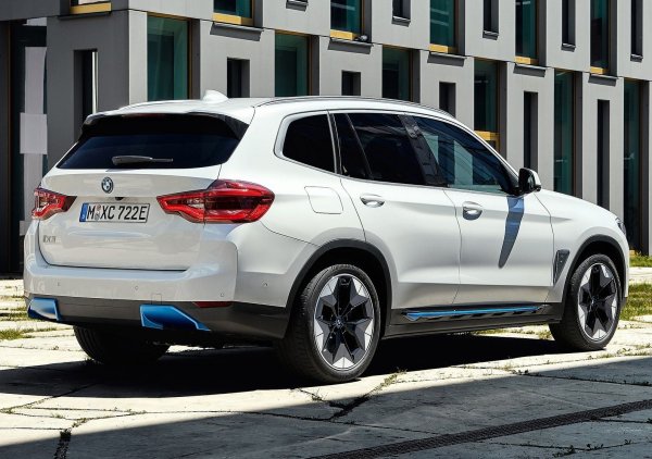 С капацитет на акумулаторната батерия от 80 кВт/ч, от които реално се ползват 74 кВт/ч, BMW iX3 постига пробег от 460 км в тестовия цикъл WLTP и 520 км в цикъла NEDC. При свързване към бързи зарядни станции с прав ток могат да бъдат постигнати зарядни мощности до 150 кВт. По този начин високоволтовата батерия на новото BMW iX3 може да бъде заредена до 80% от пълния си капацитет за 34 минути. Също така е възможно за увеличаване на пробега за 10 минути да бъде заредена електроенергия, нужна за изминаването на 100 км.