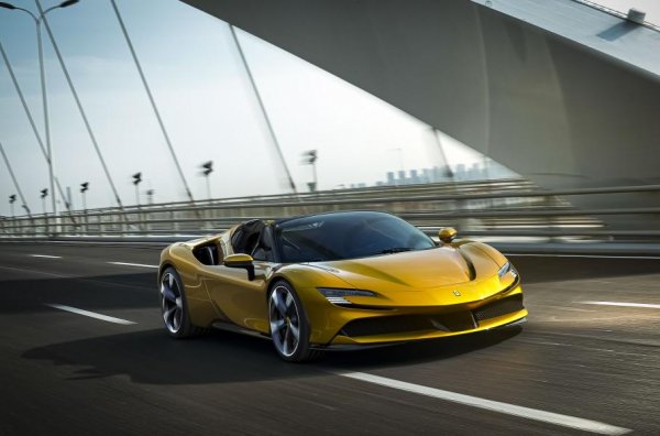 Първият в историята на компанията от Маранело зареждащ се хибрид със задвижване на четирите колела получи открита версия Spider. При нея покривът се отваря или затваря за 14 секунди. Двигателят е същият като този на купето - 4,0-литров V8 с мощност 780 к.с. и 800 Нм, който се съчетава с 8-степенна преселективна роботизирана скоростна кутия и 3 електромотора, които генерират общо 220 к.с.