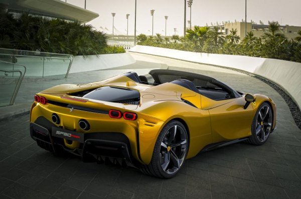 Силовият агрегат със съвкупна мощност 1000 к.с. позволява ускорение от 0 до 100 км/ч за 2,5 секунди, а до 200 км/ч - за 7 секунди (6,7 секунди при SF90 Stradale. Максималната скорост е идентична и при двете версии, като достига 340 км/ч. Само на ток Spider може да измине до 25 км.