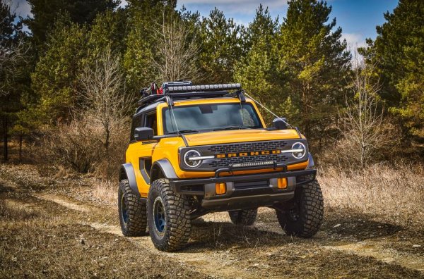 Автомобилните производители продължават да атакуват сегмента на кросоувърите, но във Ford избраха малко по-различен подход и представиха един 100-процентов всъдеход, за който беше възродено името Bronco. Той получи дизайн, който представлява съвременна интерпретация на класически модела, но технически отговаря на всички офроуд-канони с рамното си шаси с гледа на задния мост и задвижване на четирите колела с понижаващи предавки.