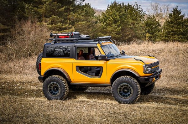 Под капака е поставен 4-цилиндров двигател EcoBoost с обем 2,3 литра, развиващ 274 к.с., като и 2,7-литров V6 от същото семейство, развиващ 314 к.с. Скоростната кутия е 10-степенна автоматична, а за феновете на офроуда се предлага пакет Sasquatch, в който влизат блокировка на диференциалите, всъдеходни гуми с диаметър 35 цола и амортисьори Bilstein.