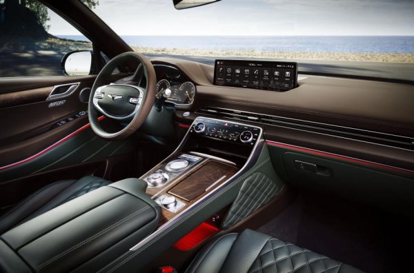 Гамата двигатели е доста богата, като включва модификация с турбомотор с обем 2,5 литра, който развива 204 к.с., както и 3,5-литров V6 с 380 к.с. и 3,0-литров редови турбодизел с 6 цилиндъра и мощност 278 к.с. Задвижването е задно или към четирите колела с муфа на предната ос.