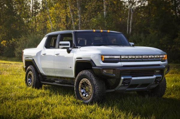 Възраждането на легендарното име определено изненада автомобилната индустрия. Още повече, че Hummer вече няма да е отделна марка, а екологично чист и много мощен пика на компанията GMC. Той предлага впечатляващ външен вид, като пътният му просвет ще варира в пределите на 149 мм.