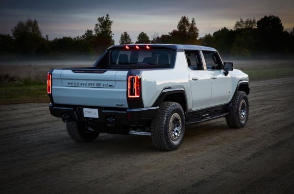 Най-мощната версия - GMC Hummer EV Edition One, получава два електромотора със съвкупна мощност 1014 к.с., като ще ускорява от 0 до 97км/ч (60 мили) за 3 секунди. Пробегът с едно зареждане ще бъде 560 км. Предвиждат се и по-прости варианти, като базовият, например, ще развива 634 к.с. и ще изминава 400 км.