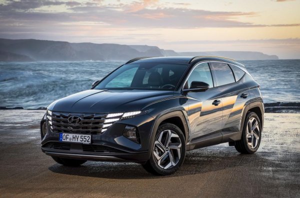 Голямата промяна при корейския кросоувър стана факт през 2020 година. Той получи забележителен дизайн с впечатляваща глава оптика, интегрирана в решетката на радиатора. В салона е поставен нов цифров приборен панел с 10,25-инчов централен монитор, минимално количество на физически клавиши и пулт с бутони за смяна на предавките.