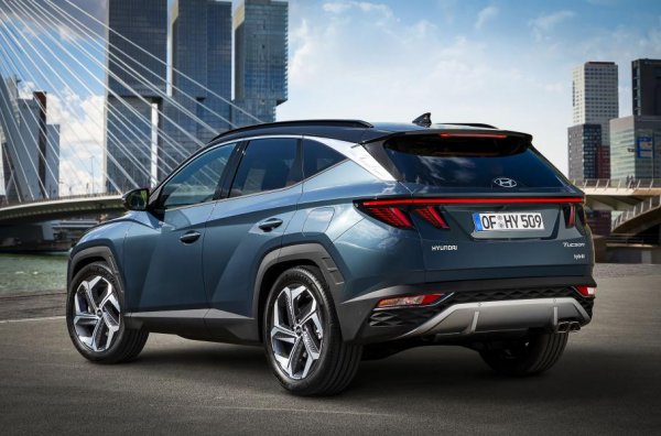 Автомобилът е построен на нова модулна платформа традиционна архитектура на окачването (отпред McPherson, а отзад - многоточково), като се предлага в голям брой модификации. Сред тях има такава с 1,6-литров бензиов турбомотор с 4 цилиндъра и мощност 150 к.с., както и турбодизел със същия обем, развиващ 115 к.с Предлага се и хибридна версия с 256 к.с.