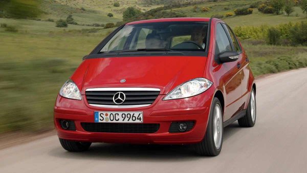 Друг често срещан проблем са течовете на масло. Най-често течът е от гарнитурата на капака на клапаните, уплътненията на разпределителния вал и предното уплътнение на коляновия вал. Ако течовете не бъдат отстранени навреме, може да се стигне до критичен спад на нивото на маслото.

Срокът на експлоатация на съединителя на компресора на климатика рядко надвишава 150 000 км, а генераторът може да се нуждае от подмяна на 200 000. Картината е песимистична, но парадоксът е, че с правилна грижа този двигател може да измине над 400 000 км без основен ремонт.
