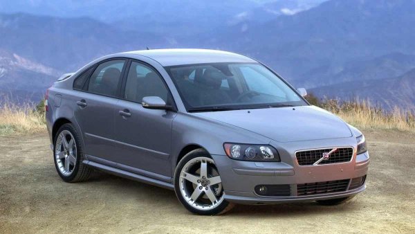 Години на производство: 2000-2019

Монтира се на: Volvo C30, S40, S80, V50, V70; Ford C-Max, Focus, Mondeo, Galaxy, S-Max

Двулитровият двигател, който се монтираше на компактни Volvo (и дори малко на S80) през 2000-те, се произвеждаше в Европа, но беше "глобален" - разработен е от Ford с участието на инженери на Mazda и се инсталираше на негови модели под името Duratec HE. С правилна грижа, двигателят може лесно да достигне границата от 400 000 км.

Основното нещо е да не се забравя за някои негови особености. Например, за бързо замърсяващата се дроселова клапа и ангренажния ремък. Последният, макар и проектиран за целия експлоатационен живот, започва бавно да се разтяга след 150 000 км. Намек за това е характерният шум при стартиране при студен двигател.
