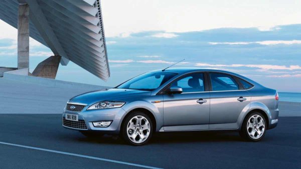 Слабото звено на двигателя е запалителната система: бобините често започват да се повреждат след 120 000 км, а свещите не обичат лошия бензин. Капакът на клапаните обикновено започва да тече след 100 000 км. Ако това се пренебрегне, маслото може да попадне в гнездата на свещите.

Регулиращият клапан на всмукателния колектор често се поврежда. Към 100 000 км горната опора на двигателя обикновено се износва, което добавя вибрации на празен ход. И след около 150 000 км, двумасовият маховик може да напомни за себе си.
