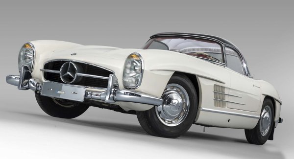 Класическият 300SL на Mercedes от 1954-1957 г. е най-известен като купе с врати тип „крило на чайка” - дизайн, който е наследен от оригиналния състезателен модел 300SL от началото на 50-те години. От 1957 г. обаче Mercedes го продава като роудстър на рамна конструкция, който е модифициран, за да се улесни влизането в автомобила.