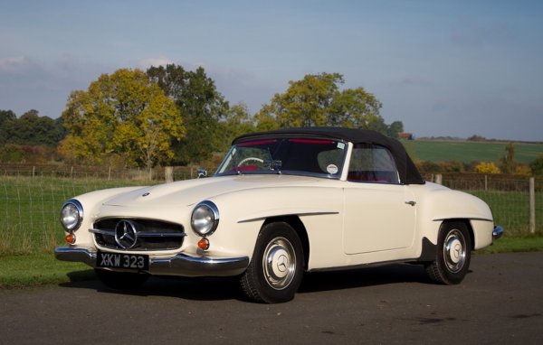 През 1955 г. се появява 190SL, който на външен вид причила на 300SL, но използва различно шаси – това на обикновения седан W121. А под капака му вместо мощния 6-цилиндров двигател на 300SL е поставен редови мотор с цилиндъра, развиващ едва 104 к.с.