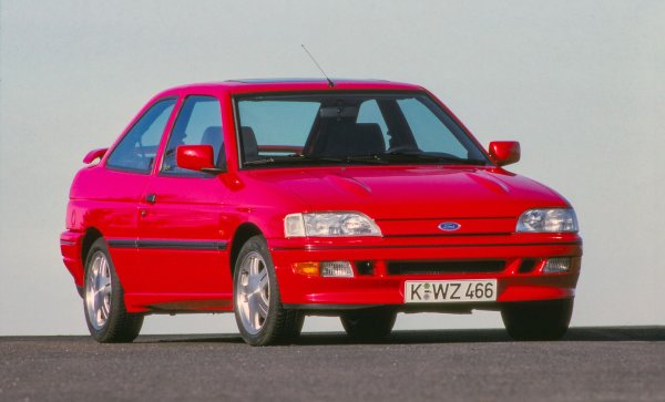 Европейският Escort Mk5 (на снимката) представляваше опит от страна на Ford да измъкне от доверчивите купувачи пари за автомобил с остарели двигатели и не толкова добри настройки на очакванено. Затова и той модел е забравен в наши дни, като това важи и за далеч по-приятните му производни - хотхечове XR3i и RS2000. 