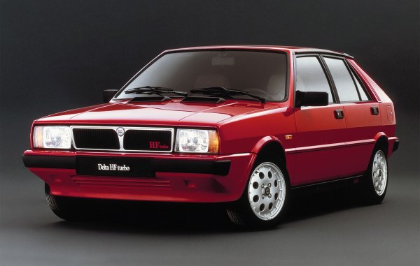 Когато участваше в група В на световния рали-шампионат, Peugeot 205 T16 със средно разположен двигател и задвижване на четирите колела се различаваше от „пътническото” 205 GTi, но поне използваше същата структура. На свой ред, Ferrari разтегна своето 308 и завъртя двигателя му, за да създаде 288 GTO, като ДНК-то на донора се запази. Точно обратното обаче се случи с Lancia и нейната Delta.