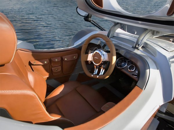 Благодарение на аеродинамичния капак, покриващ водача и пътника, роудстърът моментално загуби хармонията на силуета, а последвалото добавяне на задни крила, вентилационни отвори и други елементи напълно разруши облика му. С двигател V12 със 720 к.с., тегло от над 1 тона и чисто състезателно шаси, тази кола е източник на оргазми на множество водачи. 