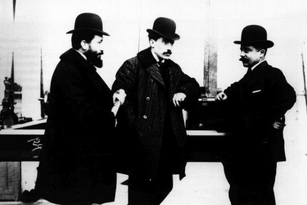 Компанията е създадена от братята Луи, Марсел и Фернан Рено (на снимката) през 1899 и първото й лого било просто техните монограми, преплетени един в друг. После за кратко емблемата е показвала първата успешна състезателна машина на Renault, а също и танка FT17, който компанията произвежда през Първата световна. 
