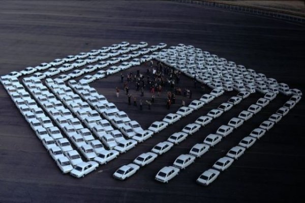 Днешната ромбовидна форма е възприета през 1925, вероятно за удобство заради тогавашния остър ръб на предната решетка. През 70-те компанията наема прочутия унгарски художник и скулптор Виктор Вазарели да осъвремени логото.