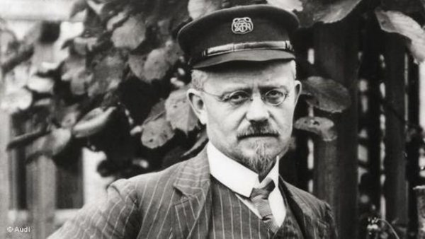 Пред ноември 1899 година Аугуст Хорх (на снимката) създава автомобилна компания в Кьолн, носеща името му. След спорове със съдружници е принуден да я изостави и да започне на чисто в Цвикау. Понеже съдът не му позволява да използва собствената си фамилия, синът на един от приятелите му предлага хитро решение. Horch на немски означава чуй, слушай. Младежът предожил да преведат това на латински - audi. По-късно компанията се обединила с оригиналния Horch, DKW и Wanderer, образувайки легендарния Auto Union.

