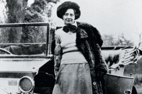 Логото на компанията е съвсем прозаично - две преплетени R, от фамилиите на основателите й Хенри Ройс и Чарлс Ролс. По-интересна е историята на прословутата фигурка - Духа на екстаза - която се монтира на предния капак. Първите ролсове били без такава украса. После лорд Джон Монтагю поръчал на скулптора Чарлс Сайкс да му изработи фигурка, ползвайки като вдъхновение художничката Елизабет Торнтън (според злите езици - любовница на милорда).
Мис Торнтън, вдъхновителката на Spirit of Ecstasy
Идеята допаднала на Ройс и той ангажирал Сайкс да направи версия на фигурката за всички серийни автомобили. Самата Елизабет загинала през 1915 при потапянето на кораба "Персия" от немска подводница.
