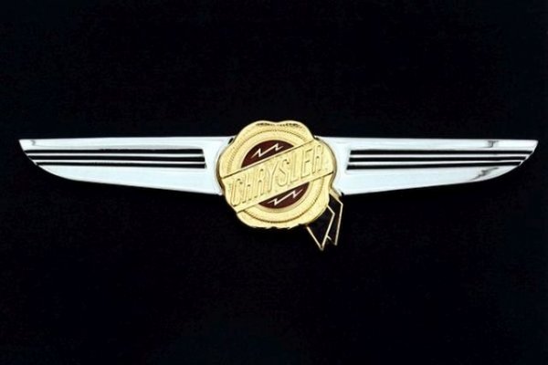 Повечето от нас свързват американската компания с прословутия й пентаграм, създаден от агенцията Lippincott & Margulies през 1962. Но истината е, че този символ е разработен само за корпоративните документи на компанията и чак в края на 90-те се появява по автомобилите.
 Оригиналните лога на Chrysler са две и са разработени през 20-те от Оливър Кларк, един от съоснователите на компанията и инженер по професия. Първото е шлем с криле, поставян над радиаторната решетка, а второто - имитация на восъчен печат за качество. С промяната на автомобилите през 40-те и отпадането на високите решетки двете лога неусетно се сливат в едно - печат с криле. Днешното лого, създадено след покупката на компанията от Fiat, запазва крилете, но иначе напомня повече на емблемата на Aston Martin.
