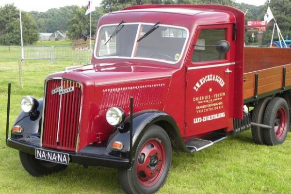 Вероятно знаете, че това е една от най-старите автомобилни компании в света, чиято първа серийна кола се появява на пазара още през 1899. Но всъщност фирмата датира от доста по-рано - създадена е от Адам Опел като работилница за шевни машини и после за велосипеди.
През 1929 разрастващата се General Motors я откупува като плацдарм за европейската си експанзия. През 30-те компанията започва да произвежда камионите Blitz (на немски - светкавица) и измисля за тях хитро лого, съчетание от светкавица и буквата z. 