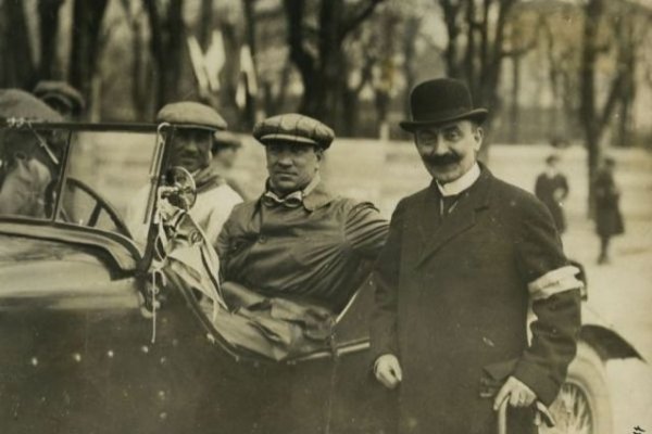 На пръв поглед змията на логото изяжда човек - но според Alfa Romeo всъщност човекът излиза от устата на змията, обновен и пречистен. В някои източници се говори за дракон, но в латинския девиз на Висконти изрично се казва, че е змия ("Vipereos").
През 1915 компанията е придобита от Никола Ромео (на снимката), който добавя фамилията си към името - и към логото. А десет години по-късно, когато Alfa печели първия световен шампионат за състезателни автомобили, над змията е добавена и златна коронка.
