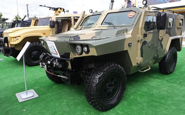 За разлика от Дрозд, при който добавянето на броня е възможно впоследствие, Стрела си излиза защитена още от завода. Корпусът издържа безпроблемно взрив с еквивалента на два килограма тротил - или поне така твърди производителят. Теглото е 4.7 тона - доста ниско за този клас, и позволява Стрела да се транспортира и по въздух. Относително удобният салон побира осем души, а максималната скорост по суша е цели 155 км/ч.
