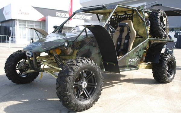 Класическо бъги, не чак толкова различно от онези, които използваше американската армия по време на "Пустинна буря". Тръбната конструкция е върху изцяло независимо окачване, а задвижването е бензинов агрегат от... Лада Приора. Третият пътник се вози с лице назад и разполага с два прожектора и гранатомет. Бъгито е разработено край Москва, но се произвежда в Чечения. 
