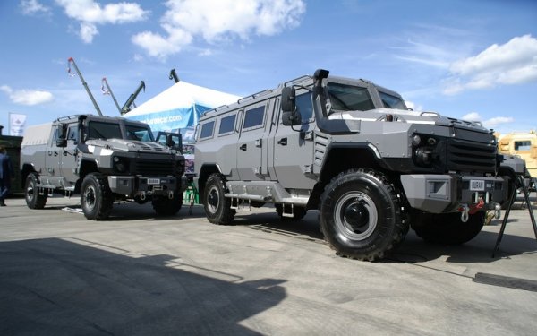 Изписваното на латиница име подсказва, че този многофункционален брониран автомобил е предвиден не само за вътрешни нужди, но и за международни продажби. Произвежда се в Нижегород върху платформата на ГАЗ-66, макар и доста модернизирана. Побира шестима, има автоматична система за помпане на гумите, климатик и камери за задно виждане. Задвижва се от дизеловия ЯМЗ-53442 с обем 4.4 литра, 147 конски сили и 670 Нм максимален въртящ момент.
