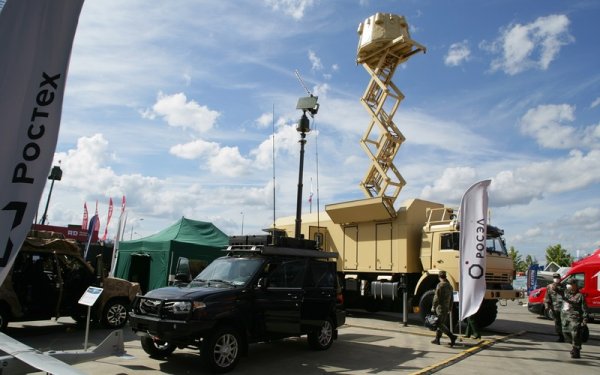 Зад познатия ни УАЗ Патриот се вижда БЛА - подвижен пунт за управление на безпилотен летателен апарат (разбирайте дрон). Техническите детайли за него обаче засега са обвити в тайна. 
